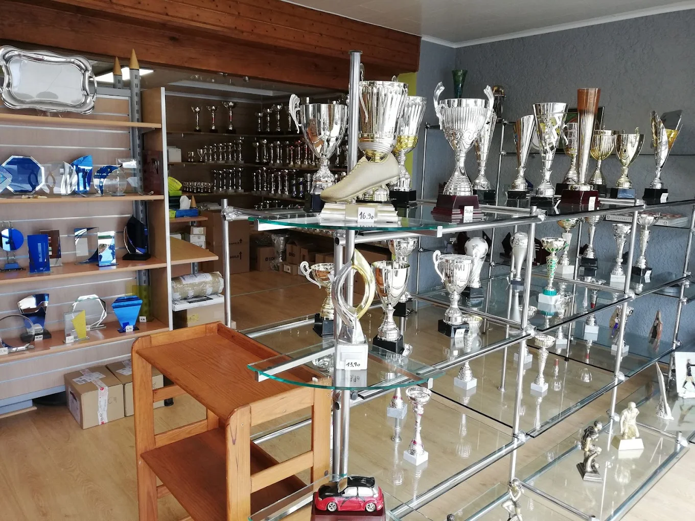 Showroom CTOP Europe à Eysines — coupes, trophées et médailles exposés en magasin